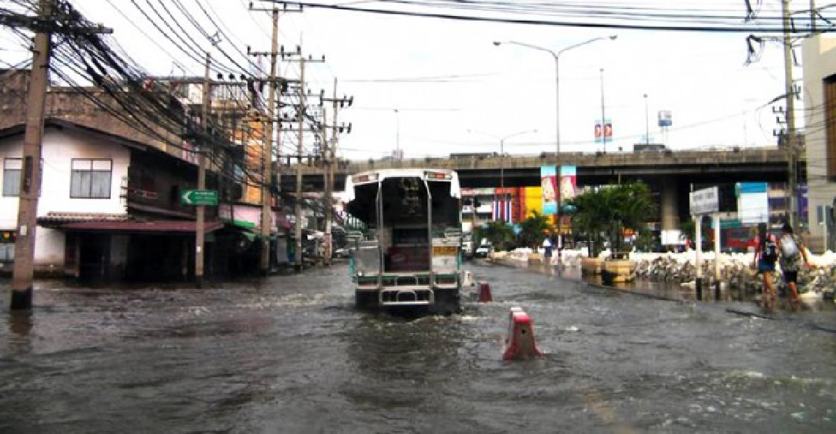 'ศปภ.'ระบุเร่งระบายน้ำฝั่งตะวันตกก่อน15ธ.ค.