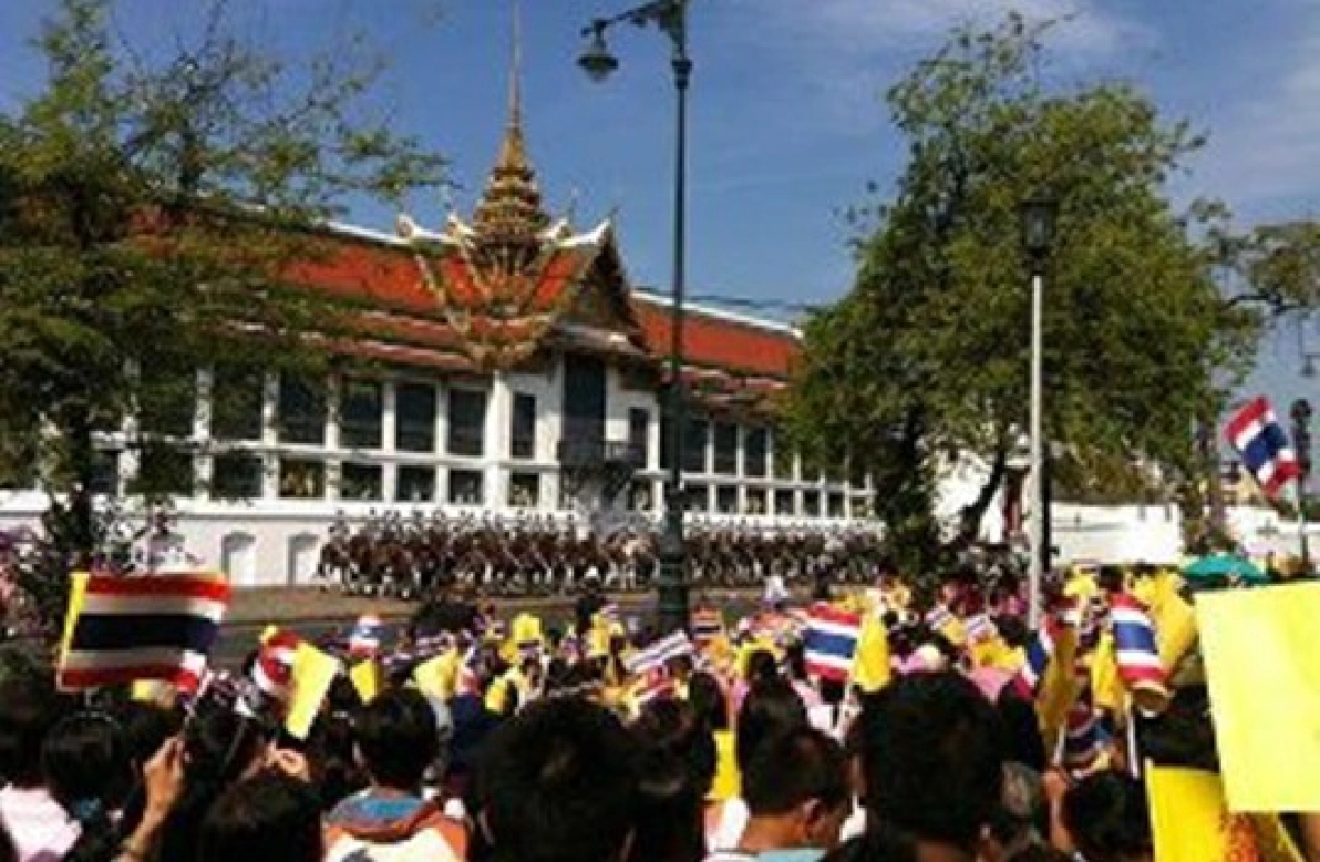 ในหลวงเสด็จพสกนิกรเปล่งเสียงทรงพระเจริญกึกก้อง ในหลวงเสด็จพสกนิกรเปล่งเสียงทรงพระเจริญกึกก้อง