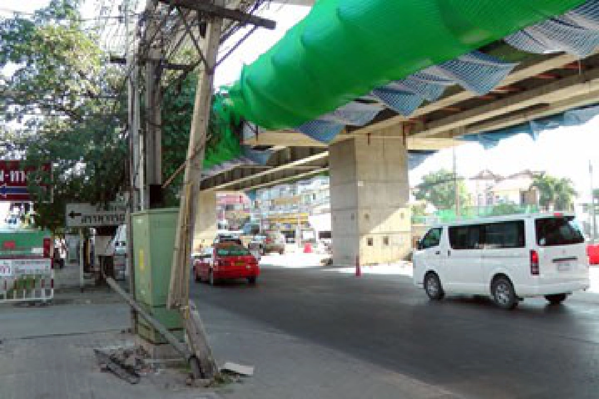 กลัวเสาไฟล้มทับ

