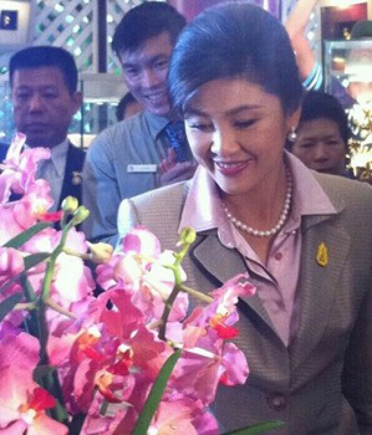 สิงคโปร์มอบกล้วยไม้ตั้งชื่อ'ยิ่งลักษณ์"ให้'ปู' สิงคโปร์มอบกล้วยไม้ตั้งชื่อ'ยิ่งลักษณ์"ให้'ปู'