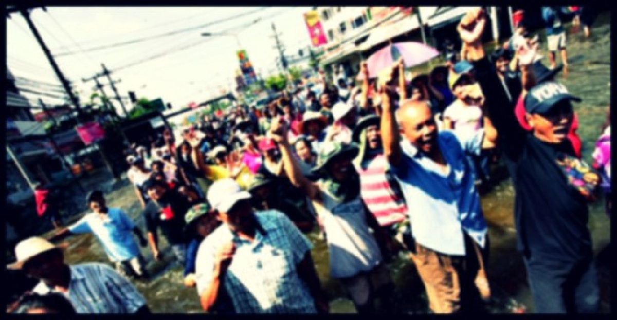 'ชาวม.ทัชชาวิลล่า'ลุกฮือปิดถนนจี้ศปภ.ระบายน้ำ
'ชาวม.ทัชชาวิลล่า'ลุกฮือปิดถนนจี้ศปภ.ระบายน้ำ