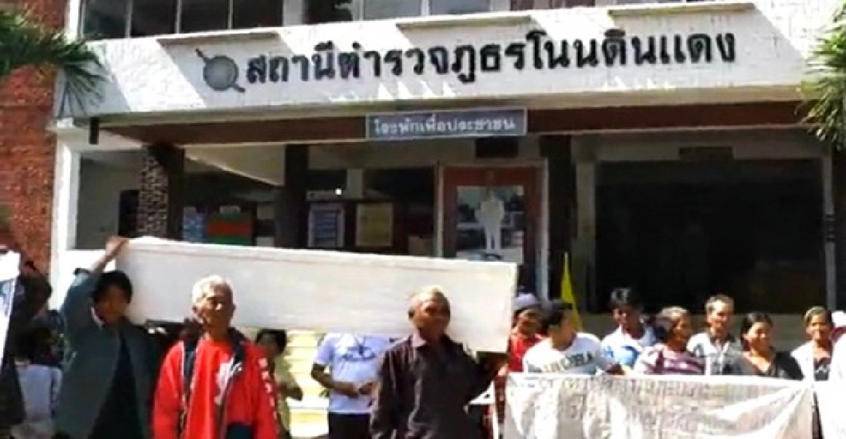 ชาวบ้านนับร้อยแห่โรงศพประท้วงตร. ชาวบ้านนับร้อยแห่โรงศพประท้วงตร.