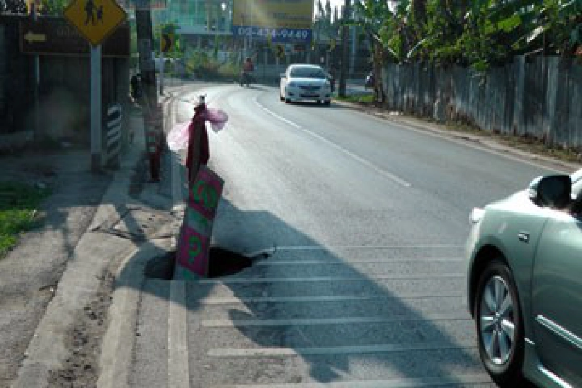 หลุมบนถนน...อันตราย 