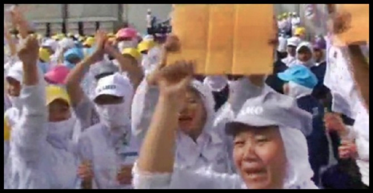 คนงานฉุนรวมตัวประท้วงไล่ผจก. คนงานฉุนรวมตัวประท้วงไล่ผจก.