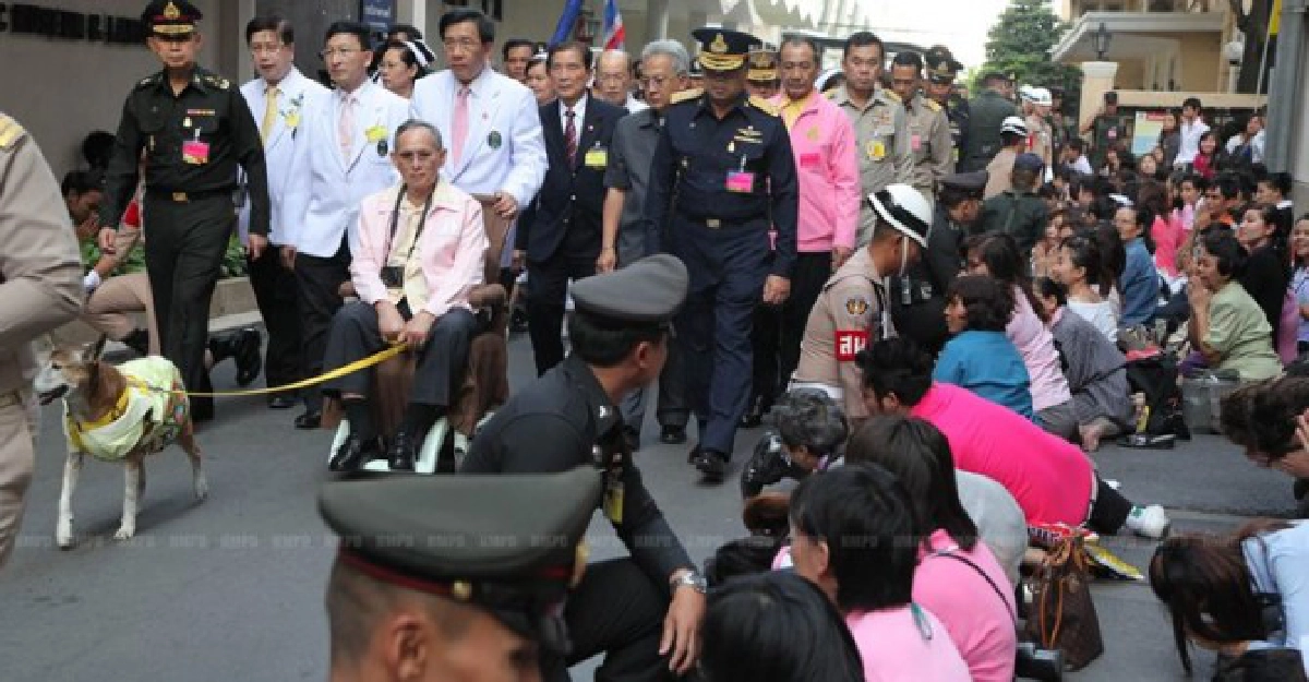 'ในหลวง'ทอดพระเนตรหอสมุดศิริราช 