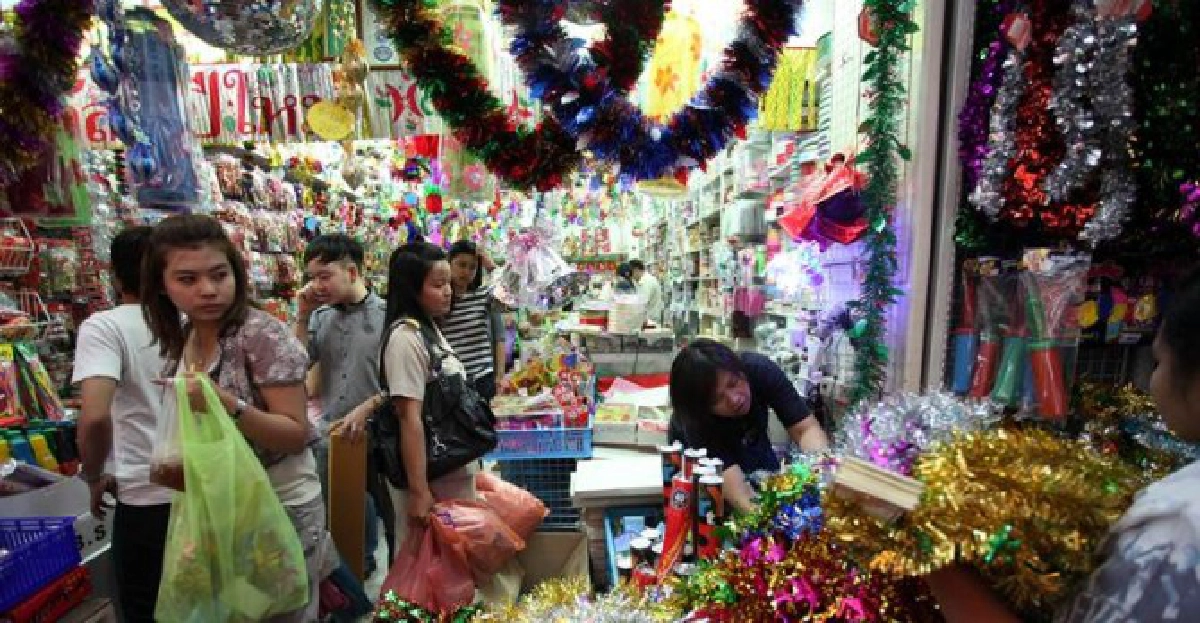 ปชช.แห่ซื้อของตกแต่งช่วงคริสต์มาส-ปีใหม่ ปชช.แห่ซื้อของตกแต่งช่วงคริสต์มาส-ปีใหม่