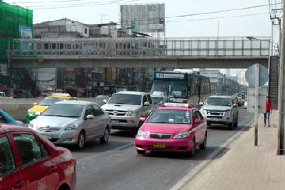 ข้ามถนนตรงนี้...อันตราย