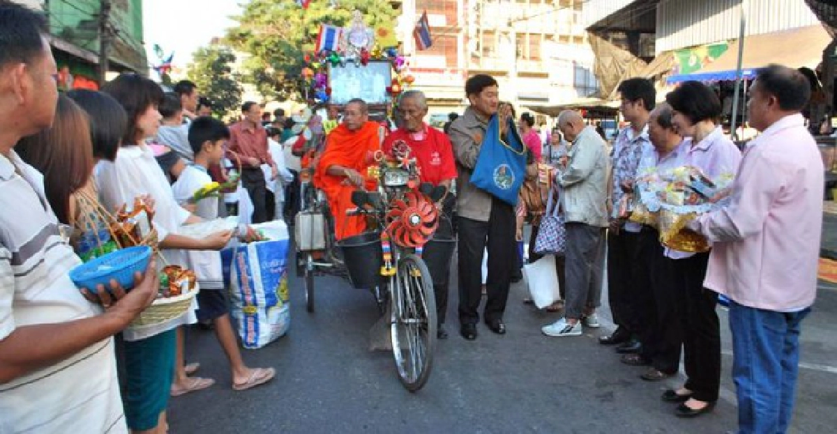 ชาวตลาดโคกมะตูมร่วมตักบาตรส่งท้ายปีเก่า