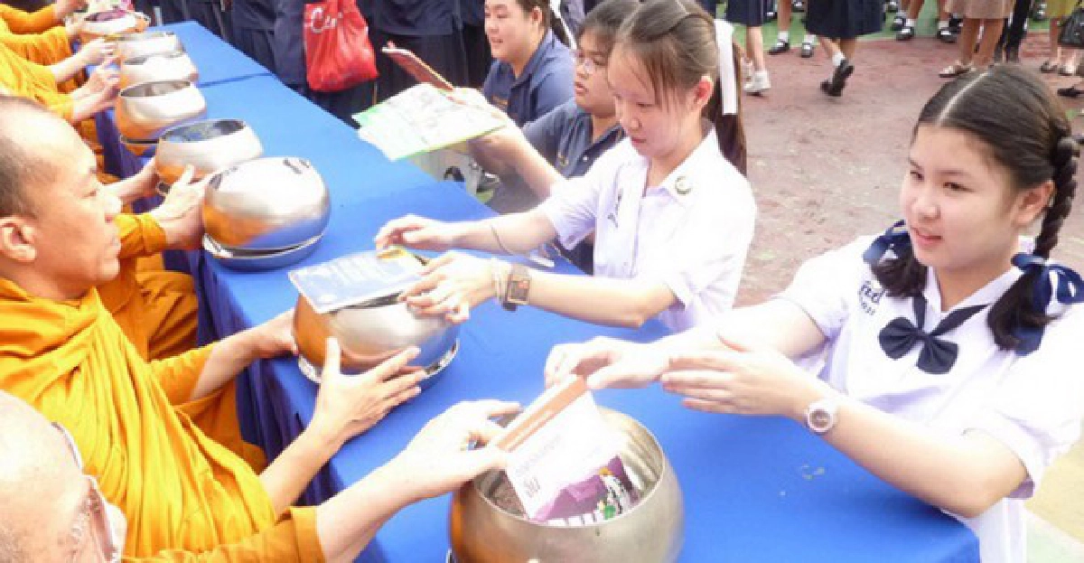 ใส่บาตรหนังสือ ช่วยน้องร.ร.น้ำท่วม 