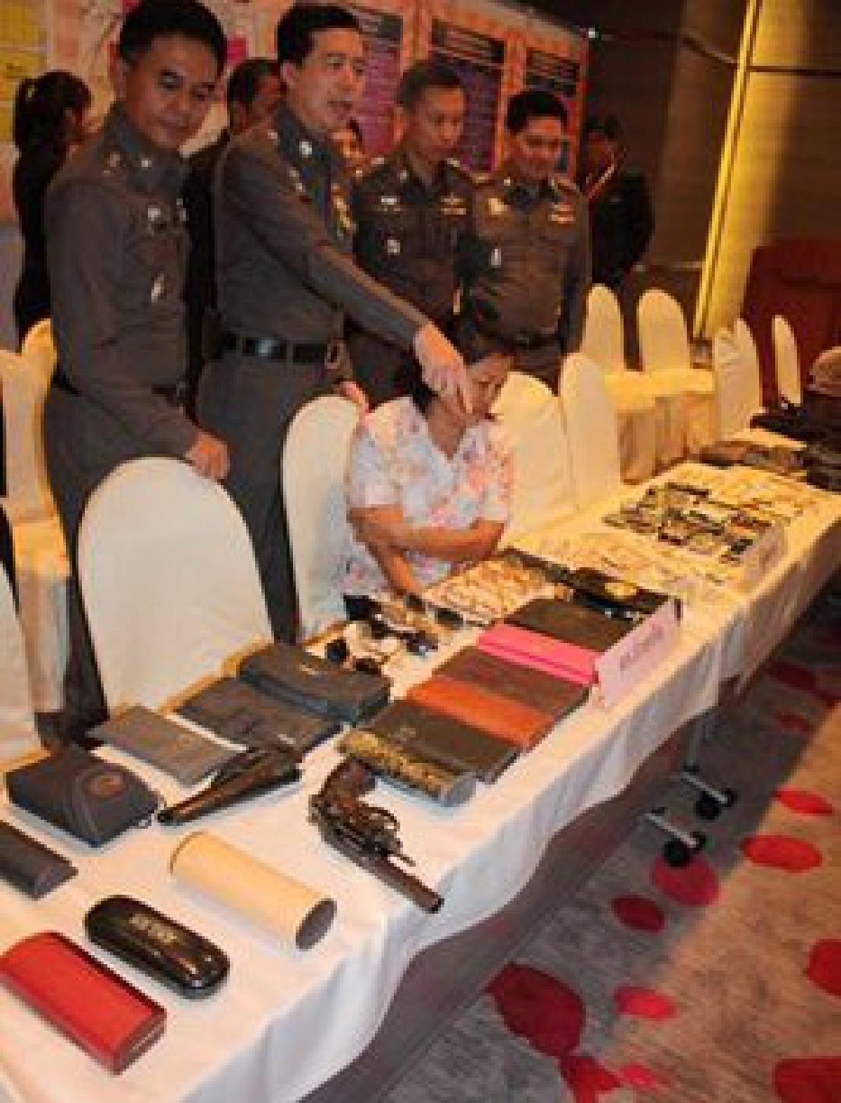 รวบสาวใหญ่ตระเวนกรีดกระเป๋า รวบสาวใหญ่ตระเวนกรีดกระเป๋า
