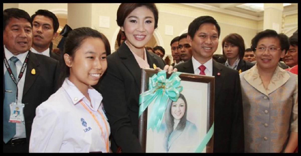 นายกฯมอบโล่เยาวชนดีเด่นปี55
