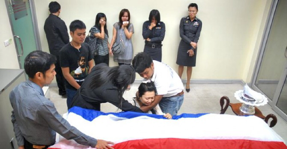 ญาติร่ำไห้รับศพ'ผู้กองทวีศักดิ์' ญาติร่ำไห้รับศพ'ผู้กองทวีศักดิ์'