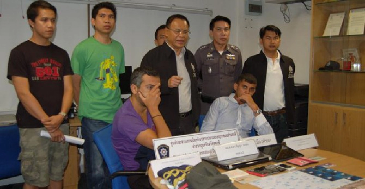 จับ2ฝรั่งปลอมเครดิตตระเวนกดเงิน จับ2ฝรั่งปลอมเครดิตตระเวนกดเงิน