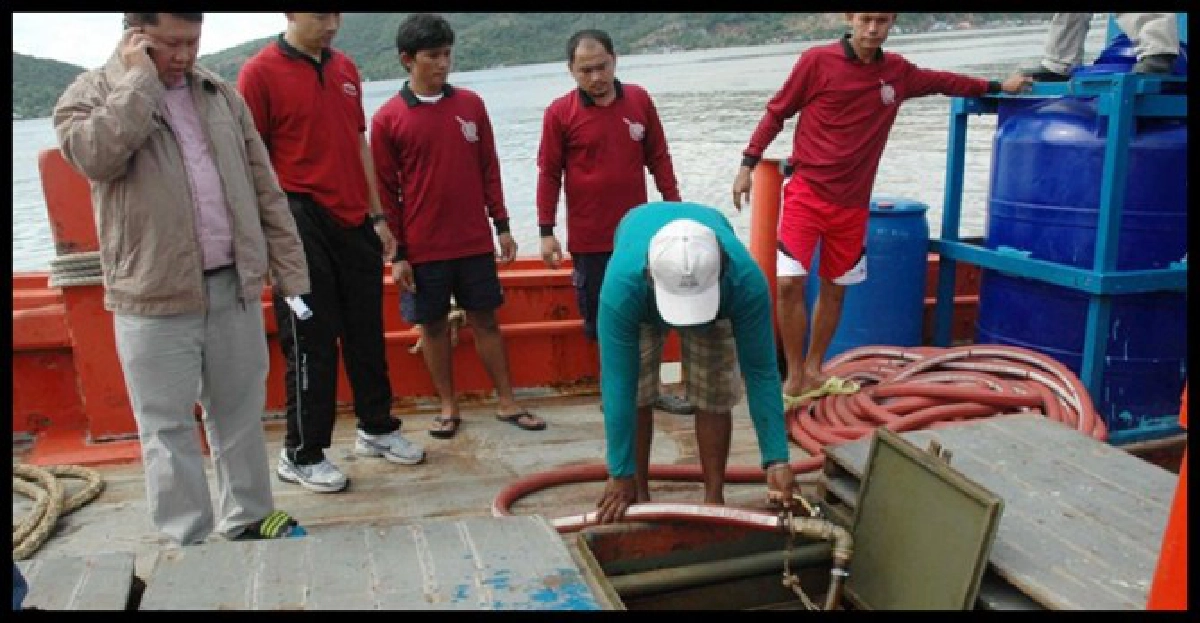 ตร.น้ำจับเรือน้ำเถื่อนมูลค่า3ล.
ตร.น้ำจับเรือน้ำเถื่อนมูลค่า3ล.