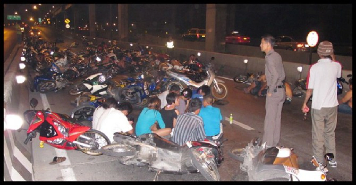 ตร.เชิญผู้ปกครองเด็กแว๊นมาตักเตือน
ตร.เชิญผู้ปกครองเด็กแว๊นมาตักเตือน