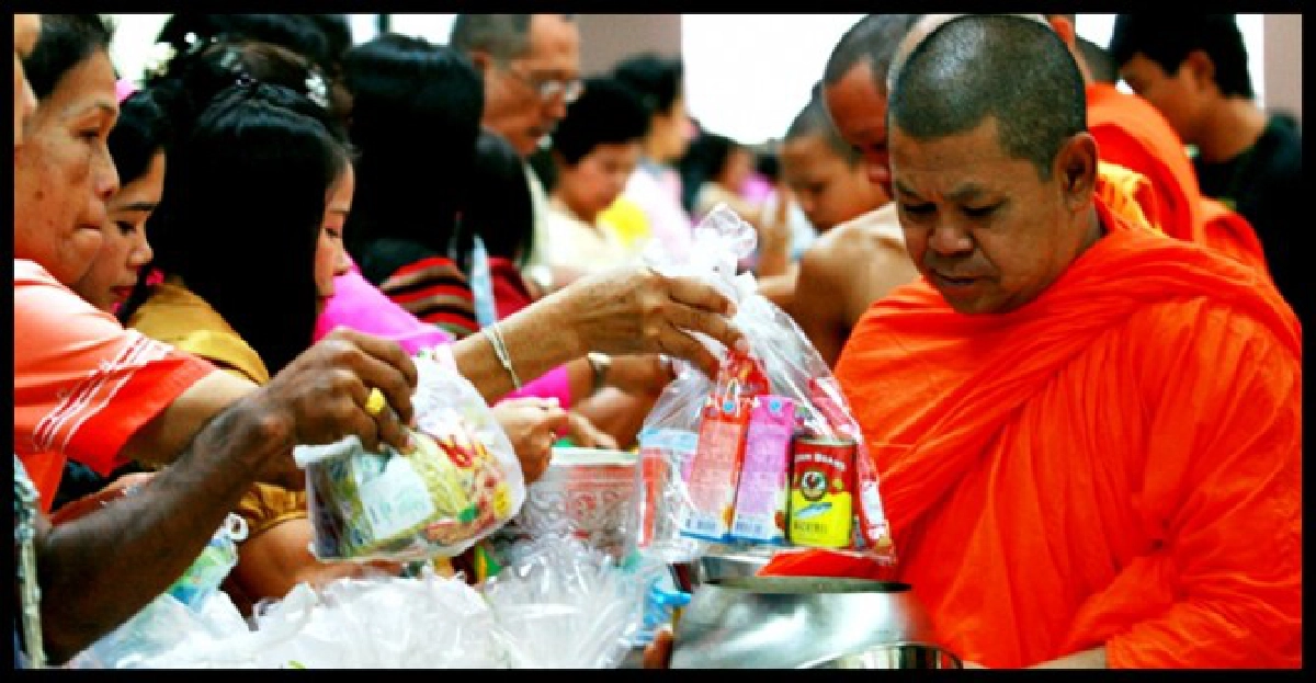 วันครูคึกคัก!ครูพิษณุโลกพร้อมใจทำบุญตักบาตร วันครูคึกคัก!ครูพิษณุโลกพร้อมใจทำบุญตักบาตร