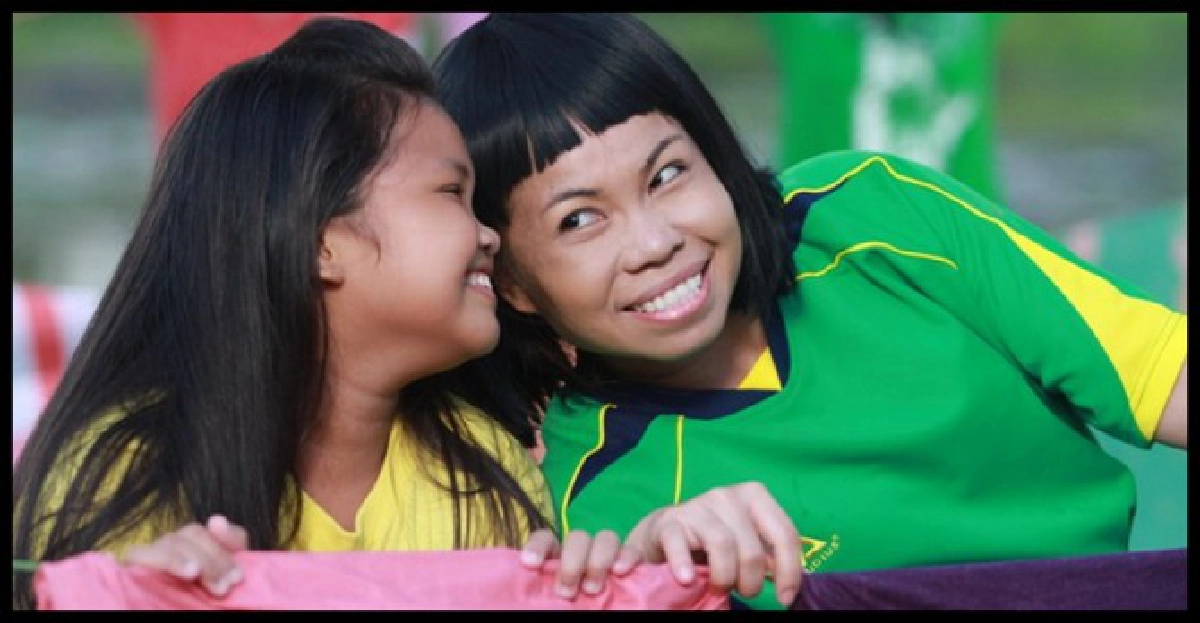 'ตุ๊กกี้-น้ำขิง'โชว์ลูกคอพร้อมลีลาเซิ้งกะละมัง!!!
'ตุ๊กกี้-น้ำขิง'โชว์ลูกคอพร้อมลีลาเซิ้งกะละมัง!!!