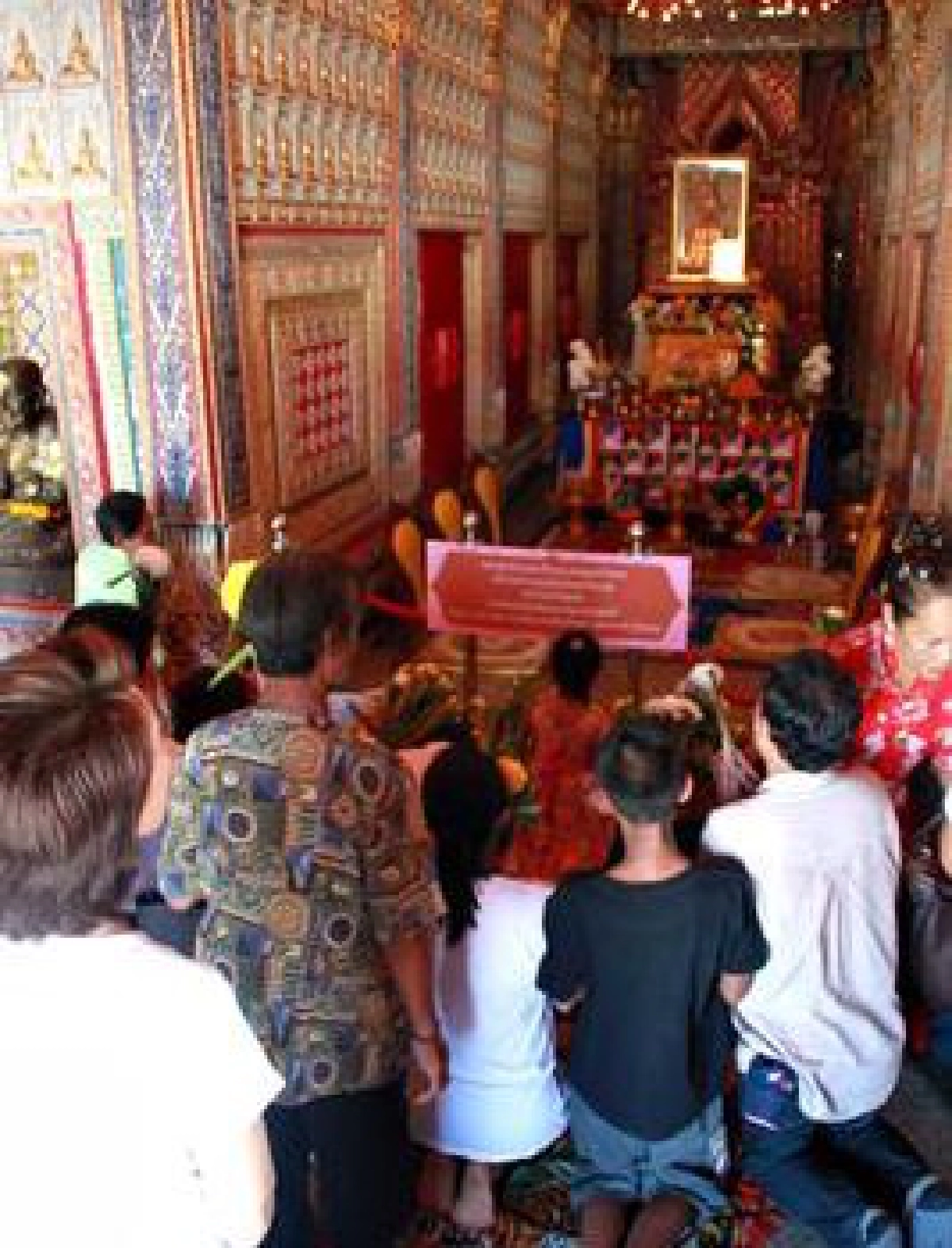 ปชช.แห่สักการะพระบรมสารีริกธาตุ