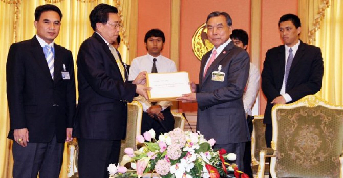 'ปชป.'ยื่นถอด'ปู-ปึ้ง'ออกพาสปอร์ต'แม้ว' 'ปชป.'ยื่นถอด'ปู-ปึ้ง'ออกพาสปอร์ต'แม้ว'