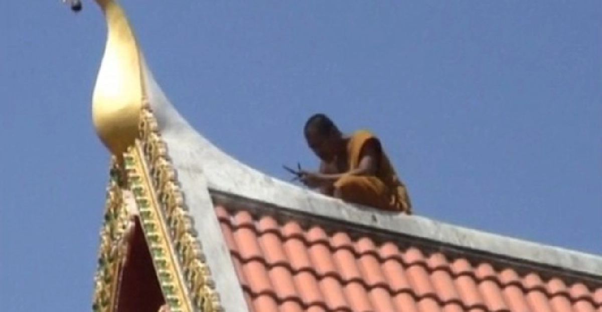 พระเครียด!ปีนหลังคาศาลาการเปรียญ