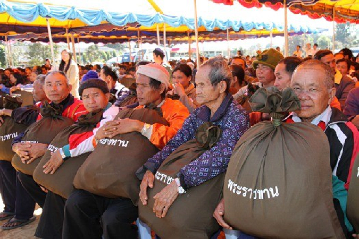ผู้ตรวจการฯลงพื้นที่มอบของพระราชทาน