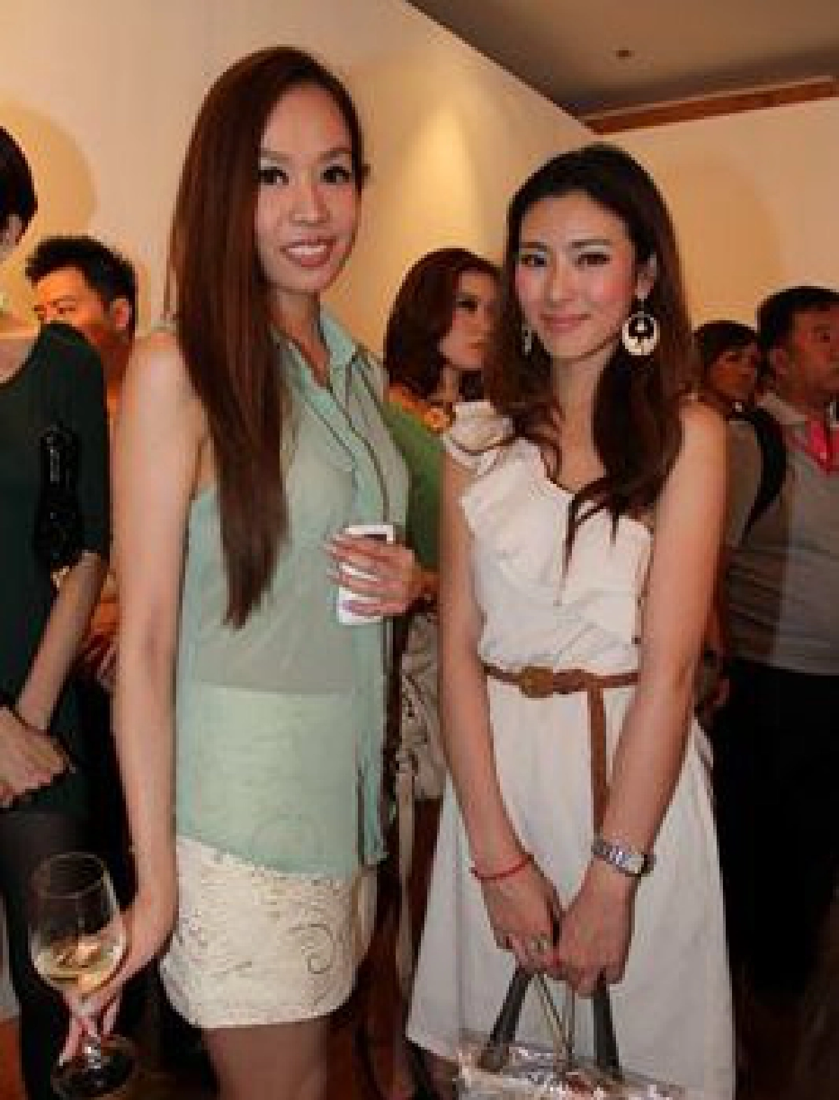 หนุ่มสาวโชว์มั่นแม้ไม่ขาวใส หนุ่มสาวโชว์มั่นแม้ไม่ขาวใส
