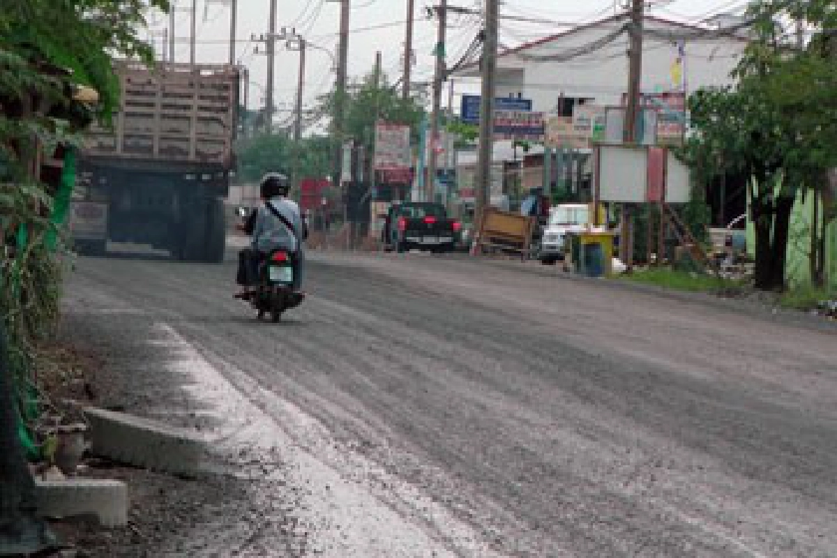 ถนนพังแตกร้าว