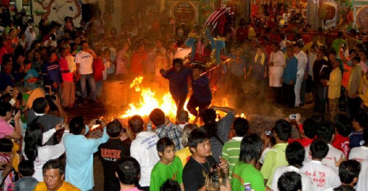 แม่กอเหนี่ยวจัดงานแห่พระลุยไฟ