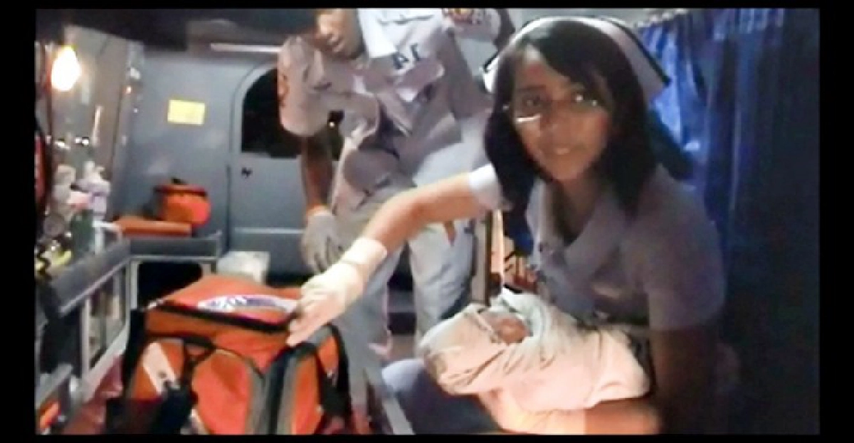 ระทึก!สาว19คลอดลูกบนรถกระบะ 