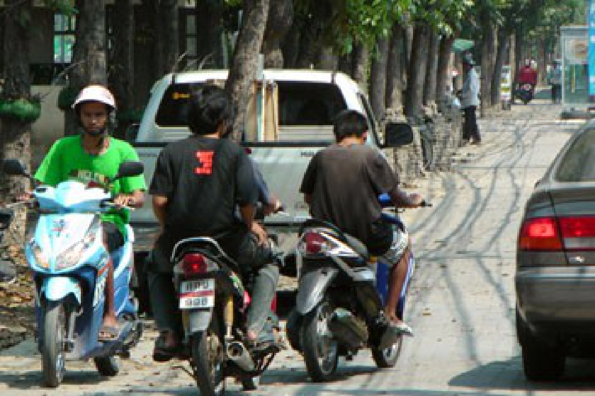 ถูกมอเตอร์ไซค์เฉี่ยว บนทางเท้า ถูกมอเตอร์ไซค์เฉี่ยว บนทางเท้า