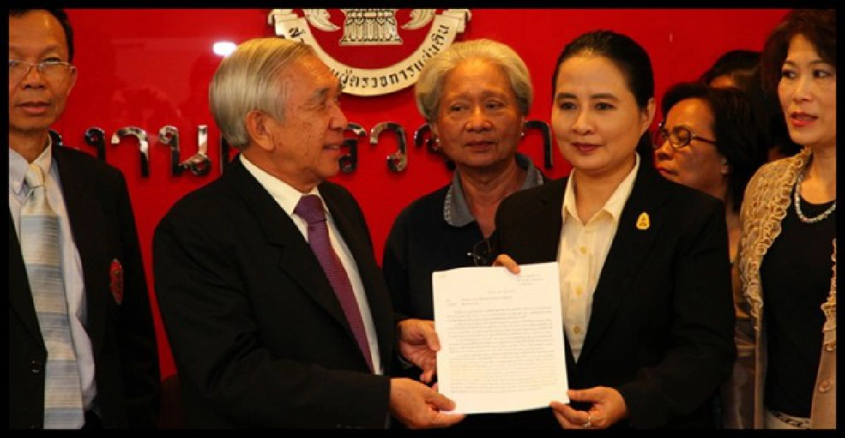 เสื้อหลากสียื่นผู้ตรวจฯสอบ'ปู' เสื้อหลากสียื่นผู้ตรวจฯสอบ'ปู'