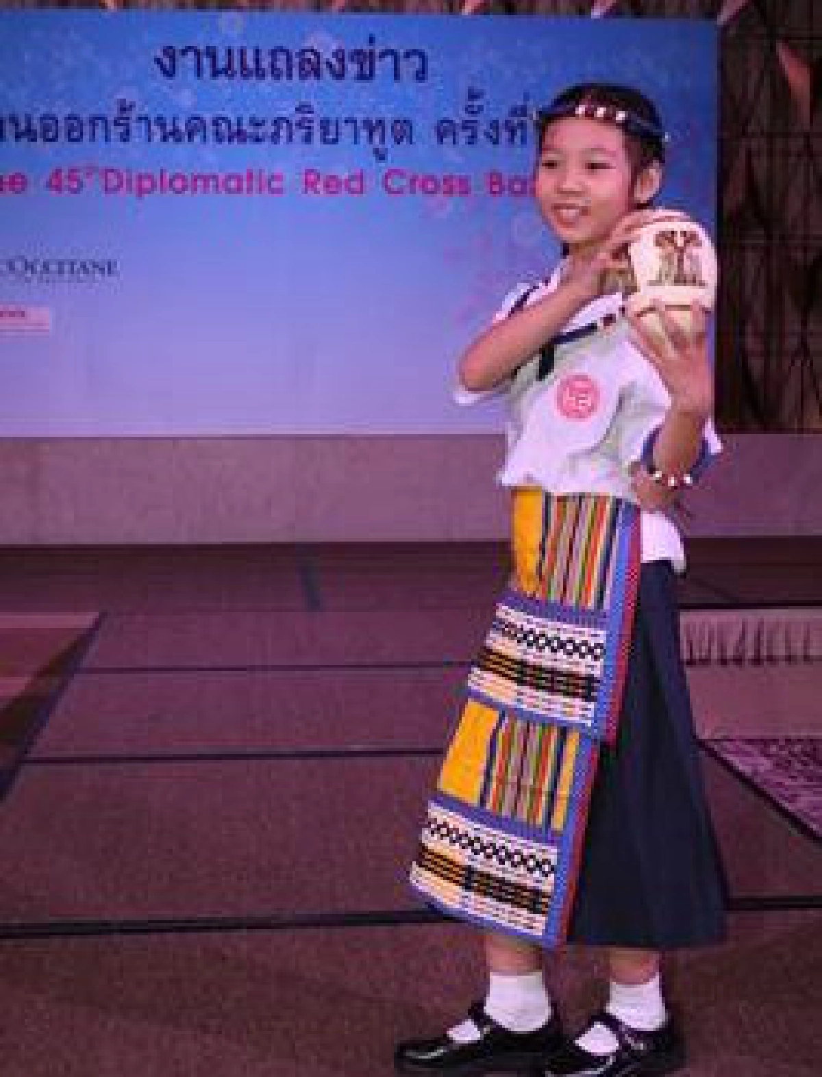 54ภริยาทูตออกร้านช่วยกาชาด 54ภริยาทูตออกร้านช่วยกาชาด