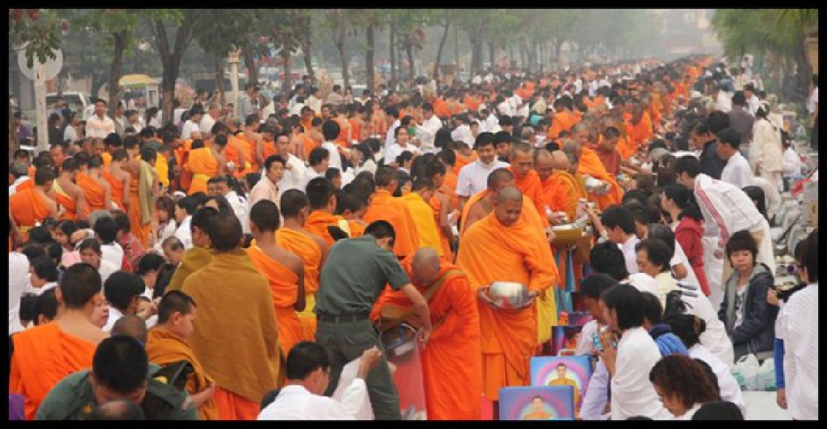 ลำปางตักบาตรพระหมื่นรูปขอสันติสุขคืนใต้ ลำปางตักบาตรพระหมื่นรูปขอสันติสุขคืนใต้