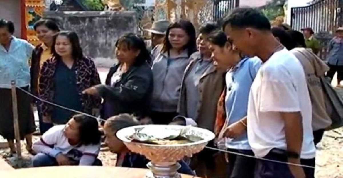 ชาวบ้านตื่น!น้ำไหลใต้พระประธาน ชาวบ้านตื่น!น้ำไหลใต้พระประธาน