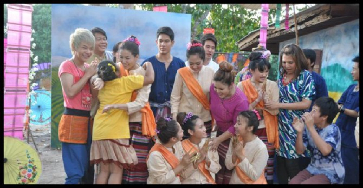 'เชอร์รี่-แก้มบุ๋ม'งามอย่างไทย'อ๋อม-ซัน'มองตาเยิ้ม 'เชอร์รี่-แก้มบุ๋ม'งามอย่างไทย'อ๋อม-ซัน'มองตาเยิ้ม