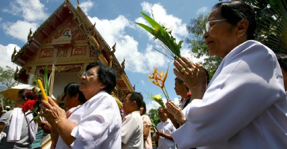 พุทธศาสนิกชนยะลาเวียนเทียนกลางวัน พุทธศาสนิกชนยะลาเวียนเทียนกลางวัน