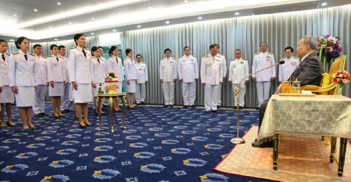 'ในหลวง'ทรงแนะผู้พิพากษาซื่อสัตย์ 'ในหลวง'ทรงแนะผู้พิพากษาซื่อสัตย์