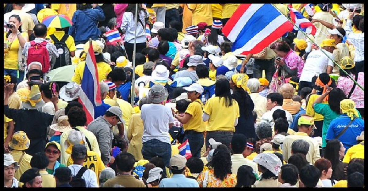 คึกคัก!พธม.ชุมนุมสวนลุมต้านแก้'รธน.' คึกคัก!พธม.ชุมนุมสวนลุมต้านแก้'รธน.'