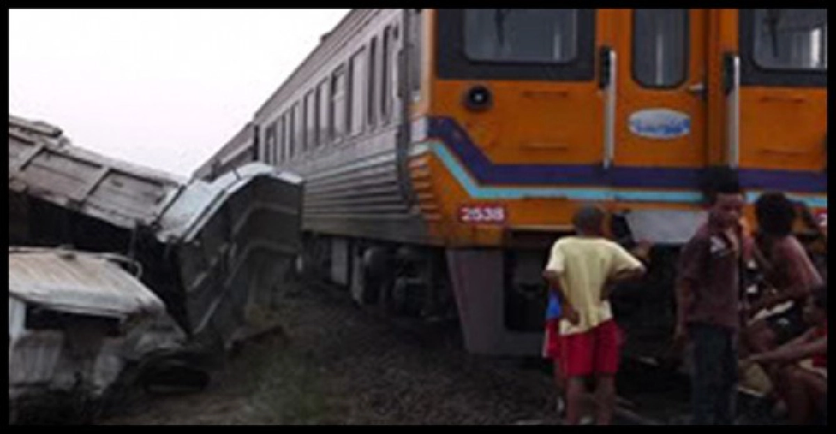 รถไฟชน10ล้อบรรทุกน้ำมันเตาคนเจ็บระนาว
รถไฟชน10ล้อบรรทุกน้ำมันเตาคนเจ็บระนาว