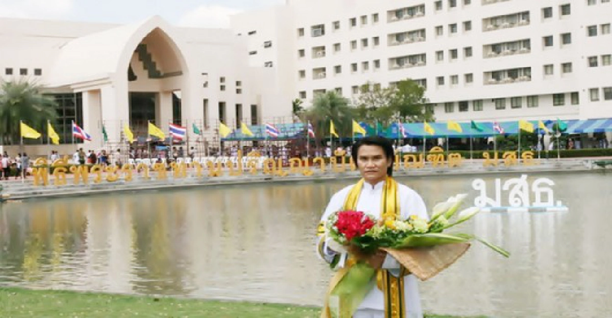 แฟรงค์ สมใจคว้าปริญญาม.สุโขทัยฯ
แฟรงค์ สมใจคว้าปริญญาม.สุโขทัยฯ