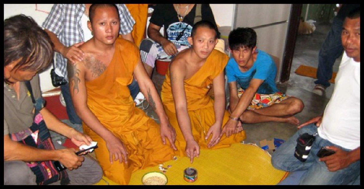 เสื่อม!บุกรวบ2พระมั่วสุมเสพยาคากุฏิ เสื่อม!บุกรวบ2พระมั่วสุมเสพยาคากุฏิ