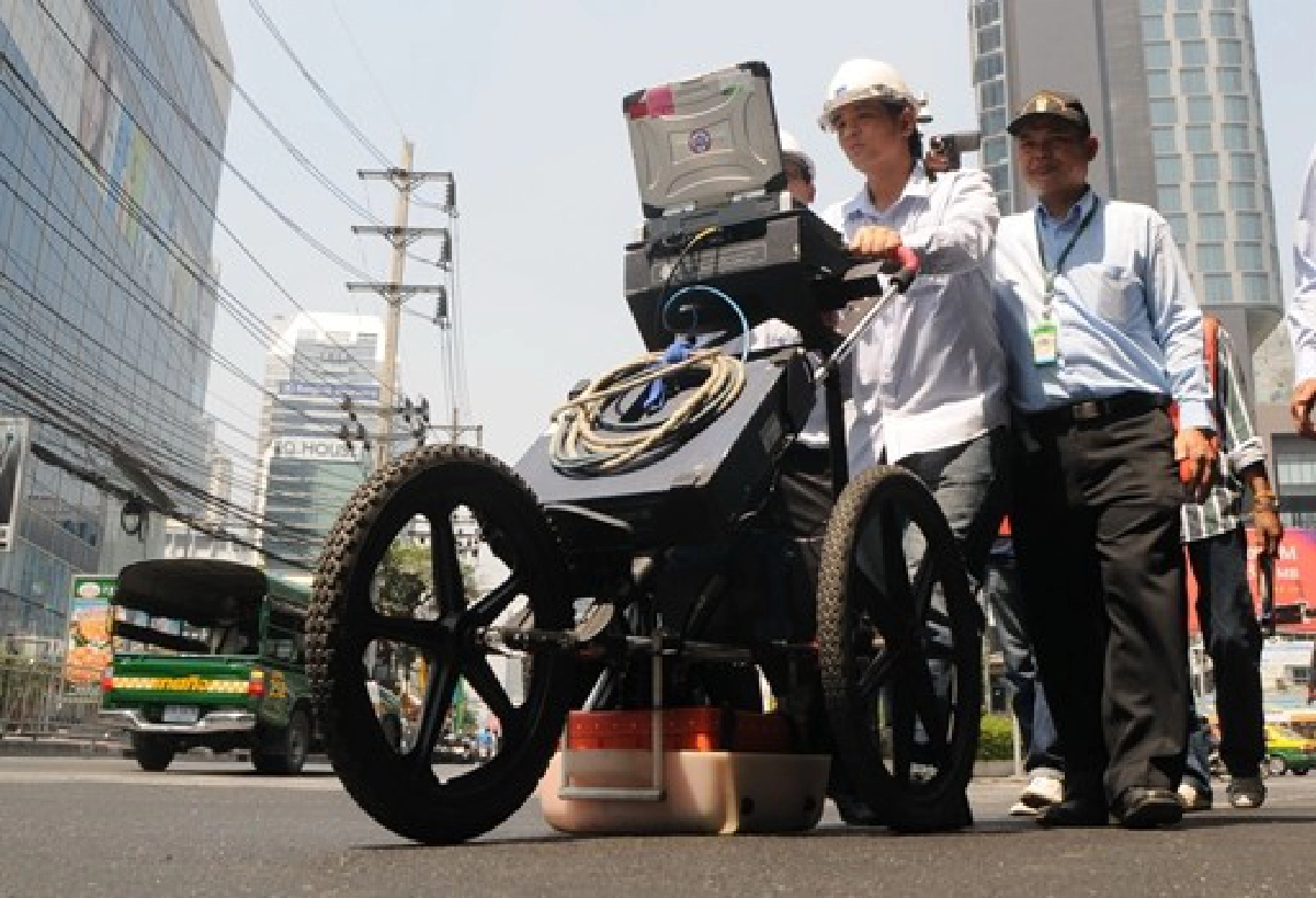 กทม.ยิงเรดาร์ตรวจถนนทรุดไม่พบโพรง กทม.ยิงเรดาร์ตรวจถนนทรุดไม่พบโพรง