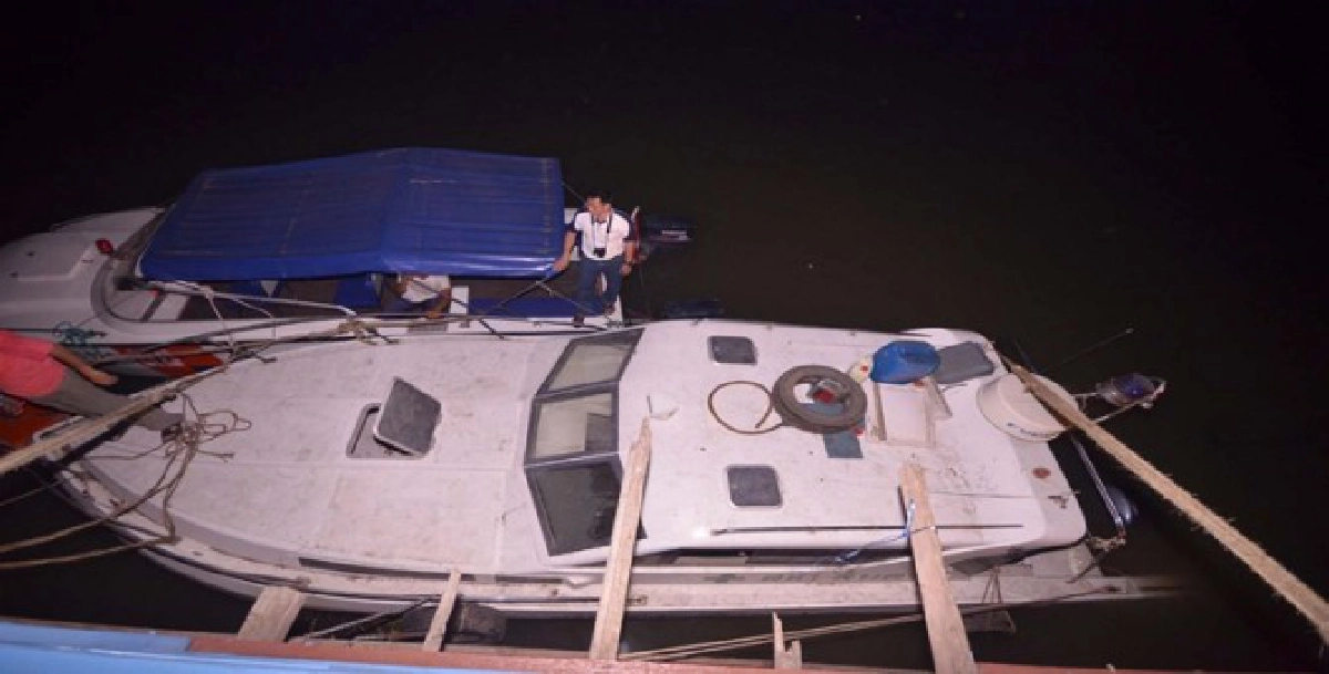 เรือกู้ชีพ สธ.จมในแม่น้ำป่าสัก กรุงเก่า