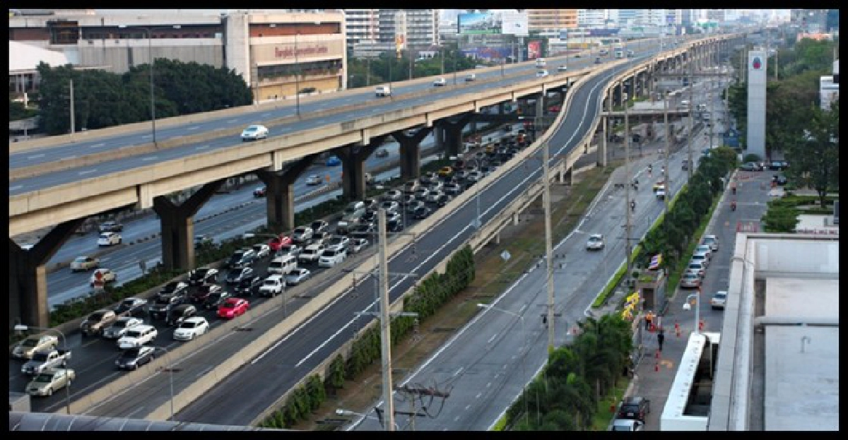 ด่วน!กระบะยางแตกบนโทลล์เวย์คนร่วงดับ1 ด่วน!กระบะยางแตกบนโทลล์เวย์คนร่วงดับ1