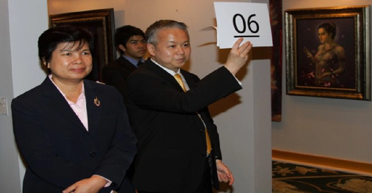 คอศิลป์ชูป้ายประมูลภาพถวายในหลวง คอศิลป์ชูป้ายประมูลภาพถวายในหลวง
