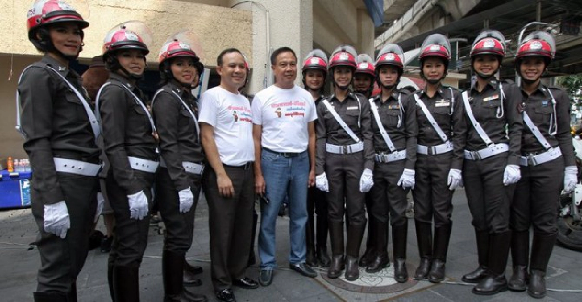 จราจรหญิงโชว์เต้นกลางแยกราชประสงค์ จราจรหญิงโชว์เต้นกลางแยกราชประสงค์