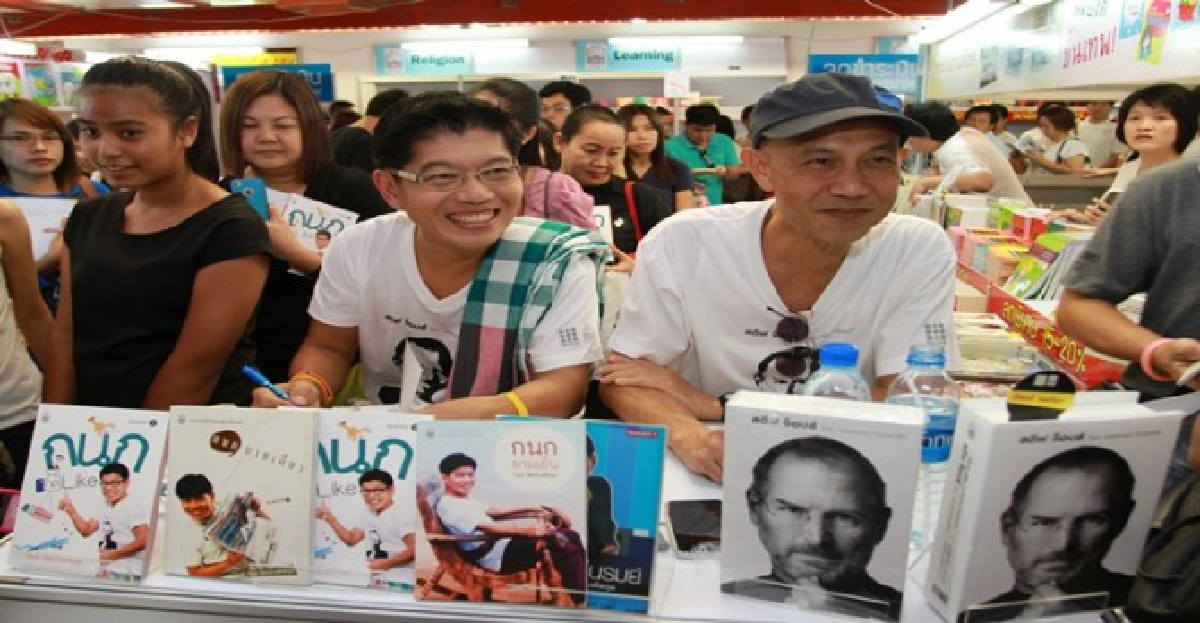 'สุทธิชัย-กนก'ปลื้ม!แจกลายเซ็นแฟนหนังสือ