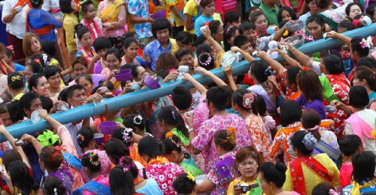 ชาวไทยเชื้อสายมอญร่วมพิธีสรงน้ำพระ