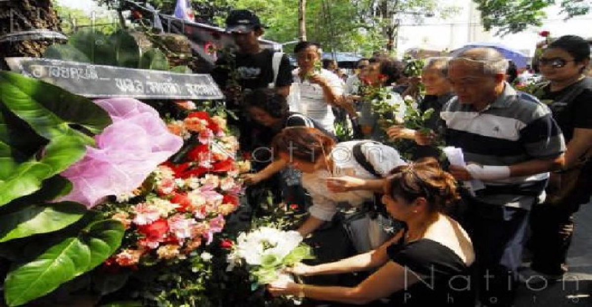 รำลึก 2 ปี 10 เมษา
จาก 'ร่มเกล้า' ถึง 'คนเสื้อแดง' รำลึก 2 ปี 10 เมษา
จาก 'ร่มเกล้า' ถึง 'คนเสื้อแดง'