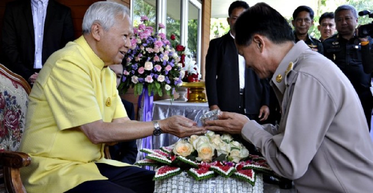 'ป๋าเปรม'เปิดบ้านแม่ทัพรดน้ำสงกรานต์ 'ป๋าเปรม'เปิดบ้านแม่ทัพรดน้ำสงกรานต์